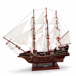 Könnte beinhalten: Ein detailliertes Holzmodell einer spanischen Galeone mit einem dunkel mahagonifarbenen Rumpf, schwarzen Akzenten, mehreren Masten und weißen Stoffsegeln. Eine kleine Plakette auf dem Holzsockel trägt die Aufschrift Spanish Galleon - 1607.