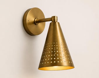 Aplique de pared cónico de latón, lámpara de pared de latón perforado, aplique moderno de mediados de siglo, lámpara de pared dorada de lujo, iluminación de latón hecha a mano