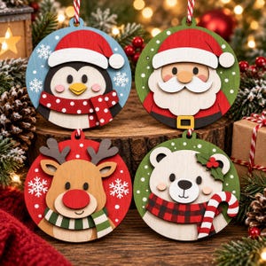 Op de afbeelding: Vier ronde houten ornamenten met feestelijke figuren: een pinguïn met kerstmuts en stippensjaal, de kerstman, een rendier met een rode neus en gestreepte sjaal, en een ijsbeer met een geruite sjaal en een zuurstok.