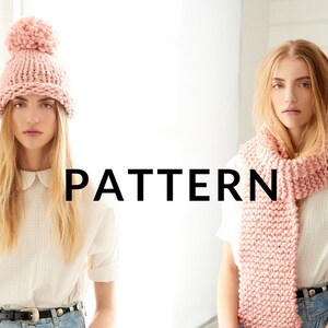 Könnte beinhalten: Zwei Frauen tragen rosa gestrickte Mützen und Schals. Die Frau links trägt ein weißes Hemd mit Kragen und Jeans. Die Frau rechts trägt ein weißes Hemd und Jeans. Das Wort "PATTERN" ist in schwarzen Buchstaben in der Mitte des Bildes geschrieben.