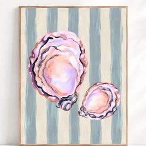 Pode incluir: Uma impressão de arte de parede emoldurada apresentando duas conchas de ostra pintadas em tons de rosa, pêssego e lavanda, sobre um fundo de listras verticais em tons alternados de cinza-azulado suave e creme.