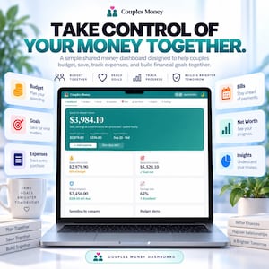以下が含まれることがあります： 金融データが表示されたCouples Moneyダッシュボードを表示するノートパソコン。予算、目標、支出、請求書、純資産、インサイトのアイコンとテキストラベルに囲まれています。テキスト入りの白いマグカップと積み重ねられた本が両側に配置されています。