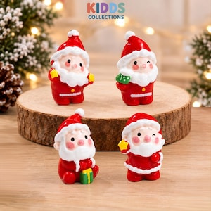 Könnte beinhalten: Vier kleine Weihnachtsmann-Figuren mit roten Anzügen, weißen Bärten und Mützen. Zwei Figuren halten gelbe Sterne, eine hält ein grünes Geschenk und eine hält einen grünen Sack. Der Text KIDDS COLLECTIONS ist oben in der Mitte zu sehen.
