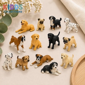 Puede incluir: Una colección de doce pequeñas figuras de perros de diversas razas y posturas, incluyendo un golden retriever, pug, dálmata, bóxer y labrador negro. El conjunto presenta texturas y colores realistas para cada canino sobre una superficie neutra.
