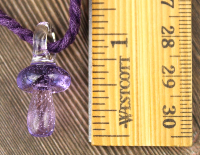 Mini Glass Mushroom Necklace, Blown Glass Pendant, Hemp Necklace, Mushroom Jewelry, Mushroom Gift for Her, Mushroom Lover Gift, Hippie Gifts Bild 6