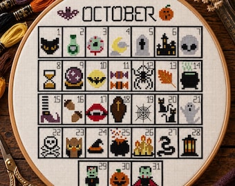 Pode incluir: Um bastidor de bordado circular de madeira contendo um calendário em ponto cruz para outubro. A grade apresenta trinta e um quadrados, cada um exibindo um pequeno ícone com tema de Halloween, como um gato, fantasma, abóbora, aranha e vampiro.