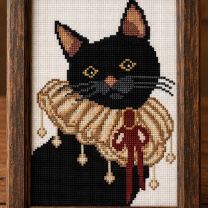 Puede incluir: Un bordado de punto de cruz de un gato negro con un cuello de volantes beige y un lazo rojo oscuro, enmarcado en un marco de madera marrón oscuro. El gato tiene ojos amarillos y aparece sobre un fondo blanco con un patrón de cuadrícula.