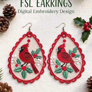 Puede incluir: Un par de pendientes FSL en forma de lágrima con un diseño de bordado digital de un cardenal rojo posado sobre ramas de acebo con hojas verdes y bayas rojas, rodeado por un borde festoneado rojo sobre un fondo de malla blanca.