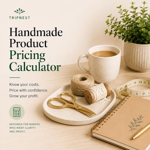 Può includere: Un grafico digitale intitolato Handmade Product Pricing Calculator di Tripnest. Presenta un vassoio in ceramica beige con forbici dorate e spago, una tazza da caffè, una pianta in vaso, due rocchetti di filo, un metro a nastro e un taccuino con penna.
