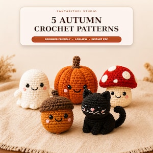 Peut inclure: Cinq modèles de crochet intitulés SANTARITUEL STUDIO 5 AUTUMN CROCHET PATTERNS BEGINNER FRIENDLY LOW-SEW INSTANT PDF. L'image présente cinq petites figurines crochetées : un fantôme blanc, une citrouille orange, un champignon rouge, un gland marron et un chat noir.