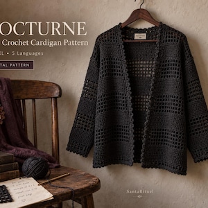 Peut inclure: Un cardigan en crochet filet gris anthracite foncé avec un motif à grille ajourée répétitif et des bandes pleines. Le texte NOCTURNE Filet Crochet Cardigan Pattern XS-5XL 5 Languages DIGITAL PATTERN est visible sur la gauche.