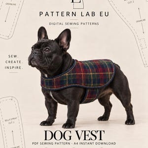 Pode incluir: Um bulldog francês preto vestindo um colete xadrez vermelho, verde e azul com acabamento azul escuro. O fundo apresenta diagramas de moldes de costura, o texto "PATTERN LAB EU", "DOG VEST" e "PDF SEWING PATTERN A4 INSTANT DOWNLOAD."