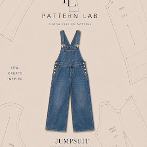 Pode incluir: Um macacão de ganga azul com bolso frontal e botões laterais, centrado num fundo com diagramas de moldes de costura, o texto Pattern Lab, Digital Fashion Patterns, Jumpsuit, PDF Pattern, Instant Download e tamanhos XS-XL.