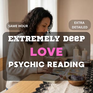 Puede incluir: Un anuncio de servicio de lectura psíquica con el texto SAME HOUR, EXTRA DETAILED, EXTREMELY DEEP LOVE PSYCHIC READING. La imagen muestra a una persona con un suéter beige sentada en una mesa de madera con cartas de tarot, velas y un cristal.