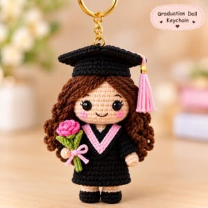 Haakpatroon voor een sleutelhanger met afstudeerpopje (PDF), Amigurumi afstudeerpopje, afstudeerhoed, toga en diploma, haakpatroon voor een afstudeercadeau