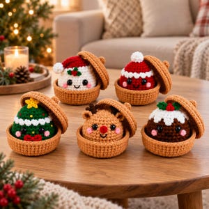 Puede incluir: Cinco figuras de ganchillo en recipientes color canela con forma de bellota. Las figuras incluyen un muñeco de nieve blanco con gorro rojo, un personaje rojo con gorro blanco, un árbol verde con estrella amarilla, un reno color canela y un pudin marrón.