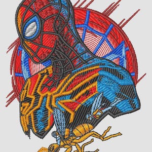 Puede incluir: Un parche bordado que presenta una figura de superhéroe estilizada con un traje rojo y azul con detalles de telaraña negros. Detrás de la figura hay un patrón circular de telaraña roja. Debajo, un insecto amarillo y negro aparece de perfil.