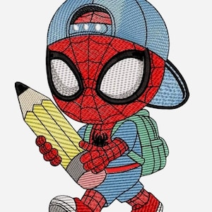 Puede incluir: Un parche bordado que muestra un personaje de dibujos animados con un traje rojo y negro con patrón de telaraña, usando una gorra de béisbol azul claro y una mochila verde, mientras sostiene un lápiz amarillo grande con goma gris.