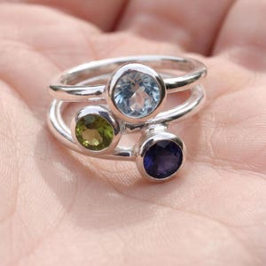 Handgjorda stapelringar med flera ädelstenar, trio av silverband med peridot och safir och topas för kvinnor.