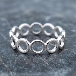 Handgemaakte zilveren eeuwigheidsring met open cirkel, geometrische stapelring