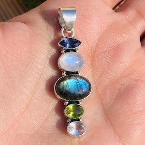 Colgante vertical hecho a mano con múltiples piedras preciosas, regalo para ella.