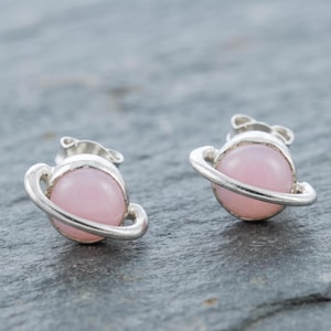 Boucles d'oreilles puces Saturne en quartz rose faites à la main – Bijoux rose céleste.