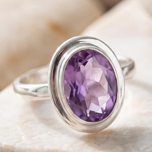 Handgemaakte ring met gefacetteerde ovale amethist – elegante ring met dubbele zetting en edelsteen.