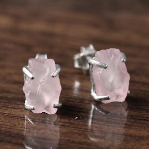 Orecchini a perno in quarzo rosa grezzo, orecchini in cristallo rosa grezzo, gioielli delicati con pietre preziose