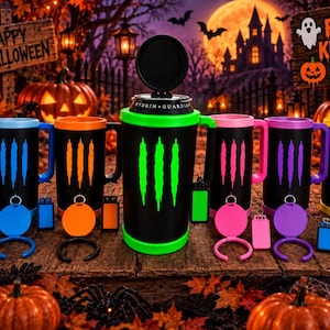 Peut inclure: Une collection de sept porte-boissons isothermes noirs avec des bords et des poignées colorés, chacun arborant un motif de trois griffures. Les couleurs incluent blanc, bleu, orange, vert, rose, violet et jaune. Chaque porte-boisson a un couvercle assorti.