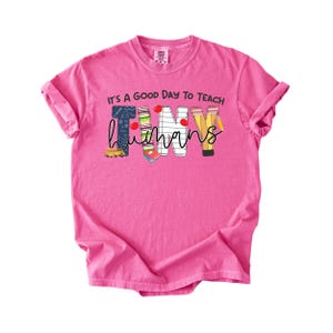 Comfort Colors® Teach Tiny Humans Shirt, T-shirt met schoolbuspatroon, educatieve print, kleding voor in de klas