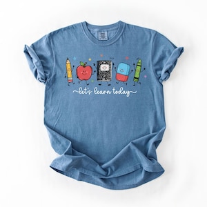 Maglietta Comfort Colors® Teacher Lets Learn Today, maglietta con grafica di materiale scolastico, maglietta per insegnanti "Happy Back To School", abbigliamento per la classe.