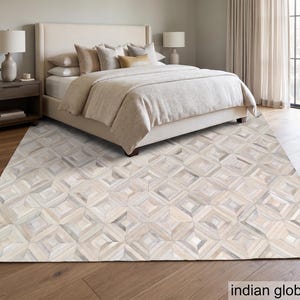 Geometrischer Rautenmosaik-Teppich aus Kuhfell – Off-White Beige Grau Patchwork-Teppich