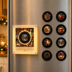 Puede incluir: Un expositor cuadrado de acrílico para reproductor de música con una cuadrícula de imágenes navideñas y una luz circular central, acompañado de ocho pequeños imanes redondos, cada uno con una escena festiva única.