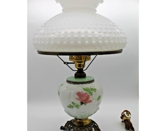 Lámpara de mesa grande vintage de cristal opalino con rosas pintadas a mano y detalles de latón con relieve de 20 pulgadas.