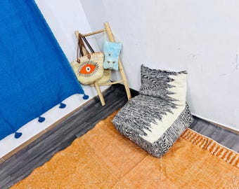 Puf marroquí artesanal en laine, Beni Ourain, coussin carré Azila, puf boho