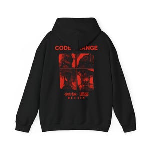 Puede incluir: Una sudadera con capucha negra que presenta un estampado gráfico rojo en la parte posterior. El texto CODE CHANGE aparece en la parte superior, con YOUTH CODE, LIFELESS y DETAIN impresos bajo una cuadrícula de cuatro paneles con imágenes oscuras.