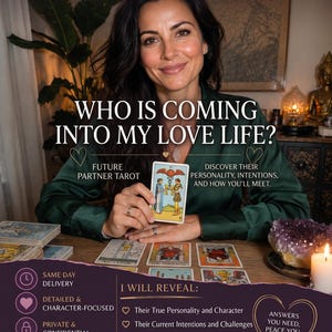 Op de afbeelding: Een tarot-leesadvertentie met de tekst FUTURE LOVE TAROT READING en WHO IS COMING INTO MY LOVE LIFE? De afbeelding toont een persoon die een tarotkaart met twee figuren vasthoudt, omringd door diverse tarotkaarten, een kristal en een kaars.