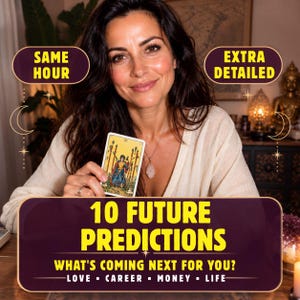 Könnte beinhalten: Eine Werbeanzeige für Tarot-Kartenlegen mit dem Text 10 FUTURE PREDICTIONS WHAT'S COMING NEXT FOR YOU? LOVE - CAREER - MONEY - LIFE, SAME HOUR und EXTRA DETAILED. Eine Person hält eine Drei-der-Stäbe-Tarotkarte in einem beigen Oberteil.