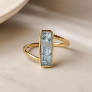 14k guld, akvamarinstagring, gulduttalande, minimalistisk, elegant smycke med blå sten, present.