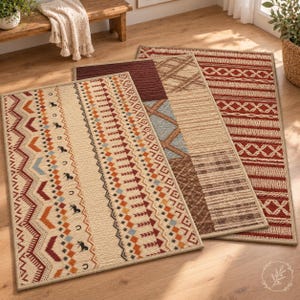 Peut inclure: Trois tapis rectangulaires aux motifs distincts. Le tapis avant présente un fond crème avec des formes géométriques, des zigzags et de petites silhouettes de chevaux en rouge, orange et bleu. Le tapis central a des panneaux marron, bleu et beige.