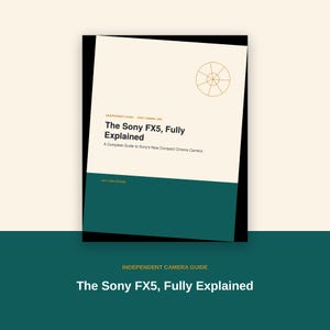 Könnte beinhalten: Ein Buchcover mit dem Titel The Sony FX5, Fully Explained, A Complete Guide to Sony's New Compact Cinema Camera. Das Cover hat einen cremefarbenen Hintergrund, einen dunkel-türkisfarbenen unteren Bereich, eine goldene Kreisgrafik und den Text July 2020 Edition.