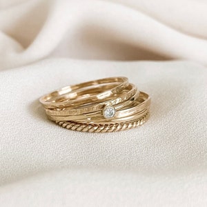 Juego de 6 anillos apilables rellenos de oro • Delicado juego de anillos de diamantes CZ • Anillos de oro minimalistas hechos a mano Anillo de banda en capas de plata
