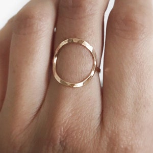 Kreis Ring • Zierlicher offener Kreis Ring • Minimalistischer Karma Ring • 14K Gold Filled Einfacher Kreis Ring