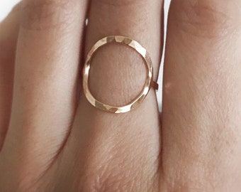 Anel Circular • Anel Circular Delicado e Vazado • Anel Karma Minimalista • Anel Circular Simples em Ouro 14K