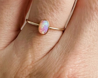 Anello con opale rosa placcato oro 14 carati • Anello impilabile delicato con opale • Gioiello con pietra portafortuna di ottobre • Anello minimalista in oro • Regalo per lei