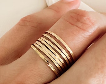 Set med tunna stapelringar i massivt guld, 7 fina stapelbara ringar, set med ringar i 10K eller 14K gult guld, minimalistiska smala ringar, present till henne