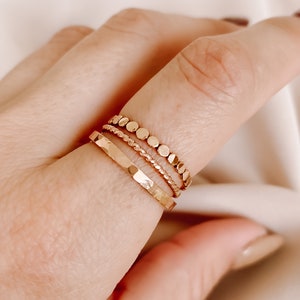 Stapelbara guldringar i set om 3 • Present till måndag • Eleganta guldfyllda ringar • Minimalistiska stapelbara ringar • Tunna guldringar • Vardagssmycken