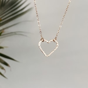 Zierliche Gehämmerte Herz Halskette: 14k Gold Fill oder Sterling Silber