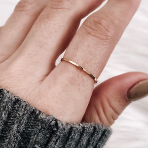 Zierlicher Gold Stapelring: Schmaler Stapelring aus 925er Silber, handgemacht