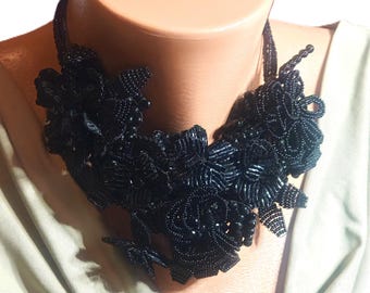 Colar artesanal com pingente de flor em contas de cristal preto / Colar impactante